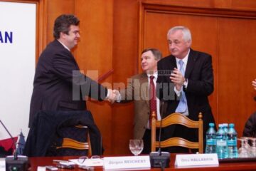 Distincția i-a fost înmânată lui Otto Hallabrin de către președintele Consiliului Județean Suceava, Cătălin Nechifor