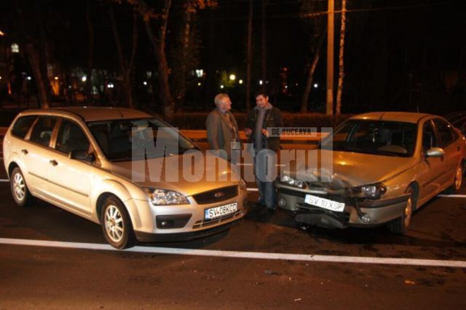 Impactul dintre cele două mașini nu a fost violent și s-a soldat doar cu pagube materiale