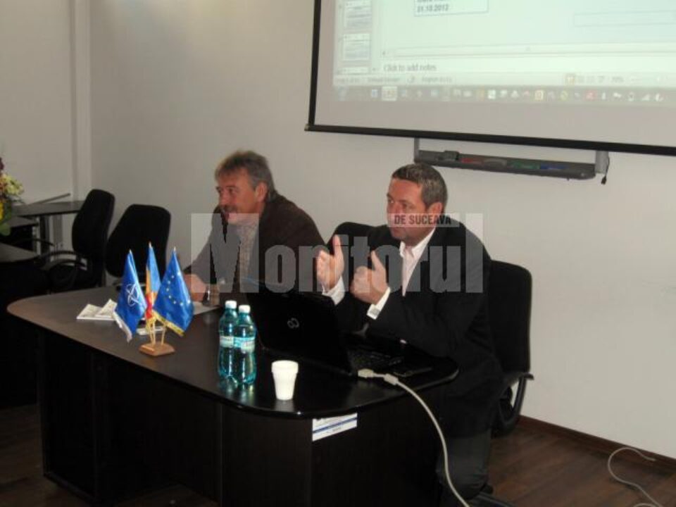 Primarul orașului Gura Humorului, Marius Ursaciuc, și managerul de proiect, Lucrețiu Gabor