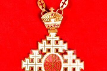 Crucea Patriarhală este cea mai înaltă distincție care se conferă de către Patriarhul Bisericii Ortodoxe Române