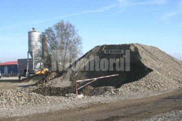 Muntii de balast din curtea statie de sortare a SC TEST PRMA SRL