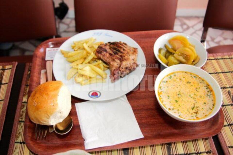 Ciorbă de perișoare -3,6 lei, cotlet la grătar cu cartofi prăjiți -5,1 lei, salată de murături -0,6 lei, chifla -0,25 lei