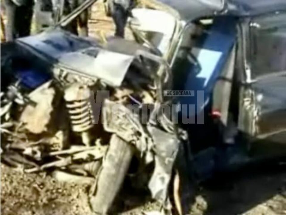 Autoturismul Dacia a fost izbit violent, de mașina intrată pe contrasens