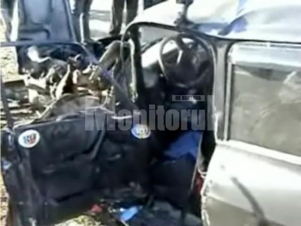 Autoturismul Dacia a fost izbit violent, de mașina intrată pe contrasens