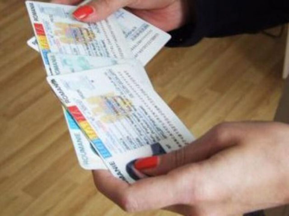 Tânăra s-a folosit de actul de identitate al unei alte persoane, pentru a obține mai multe credite Tânăra s-a folosit de actul de identitate al unei alte persoane, pentru a obține mai multe credite