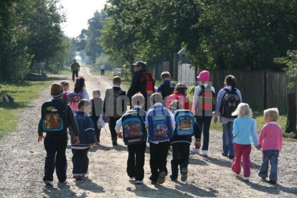 2.772 de copii din județ au ambii părinți plecați la muncă în străinătate