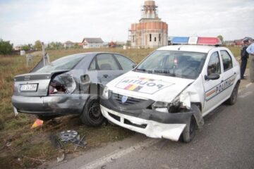 Polițistul de la volan nu a mai putut evita impactul