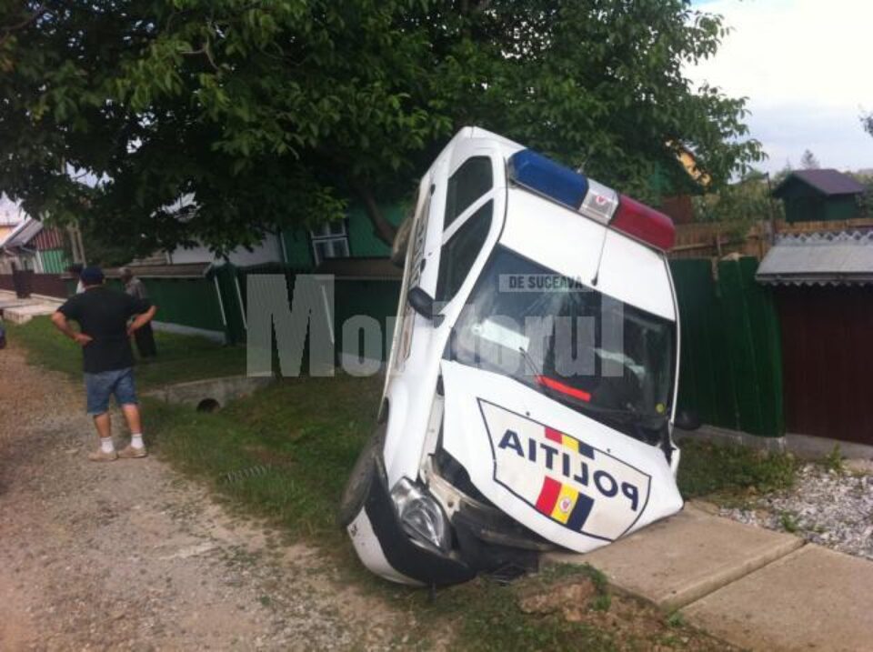 Polițistul de la volan nu a mai putut evita impactul