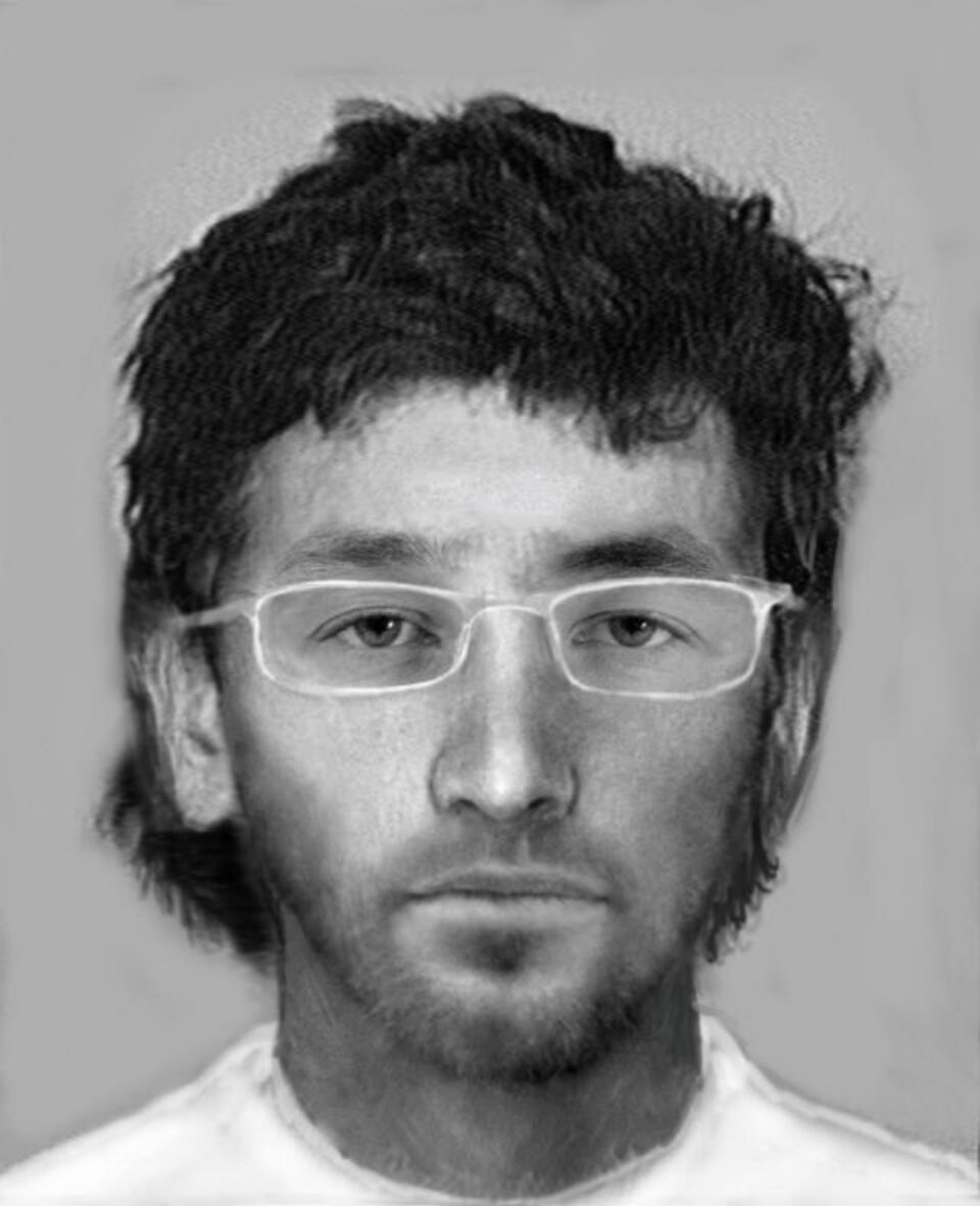 Persoanele care îl recunosc pe acest bărbat (portret robot) sunt rugate să apeleze de urgență la112 pentru a da detalii. Se oferă recompensă. Persoanele care îl recunosc pe acest bărbat (portret robot) sunt rugate să apeleze de urgență la112 pentru a da detalii. Se oferă recompensă.