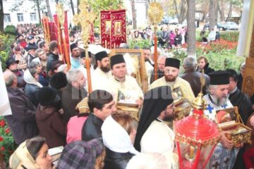 Procesiune cu moaștele Sf. Nectarie, la Biserica din curtea Spitalului Vechi