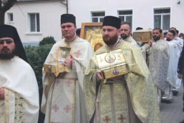 Procesiune in curtea Spitalului Vechi Suceava
