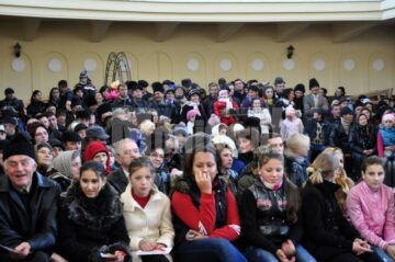Câteva sute de persoane au participat în Dolhești la întâlnirea cu Ovidiu Donțu