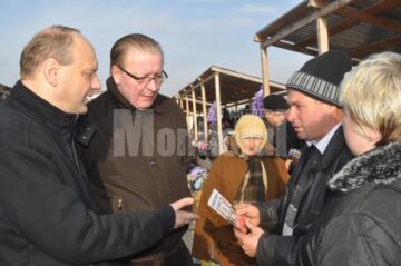Ovidiu Donțu și Eugen Uricec în târg la Verești