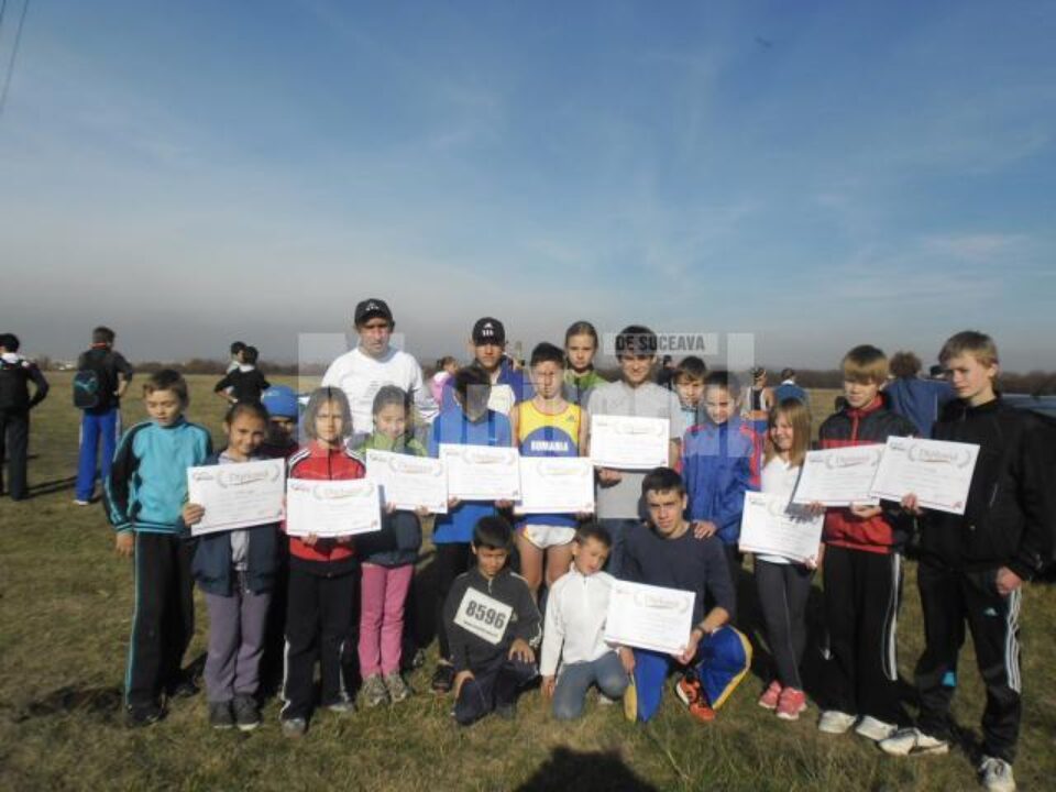 Antrenorul Cristian Prâsneac, alături de echipele de copii 1 și 3 ale clubului Dorna Vatra Dornei