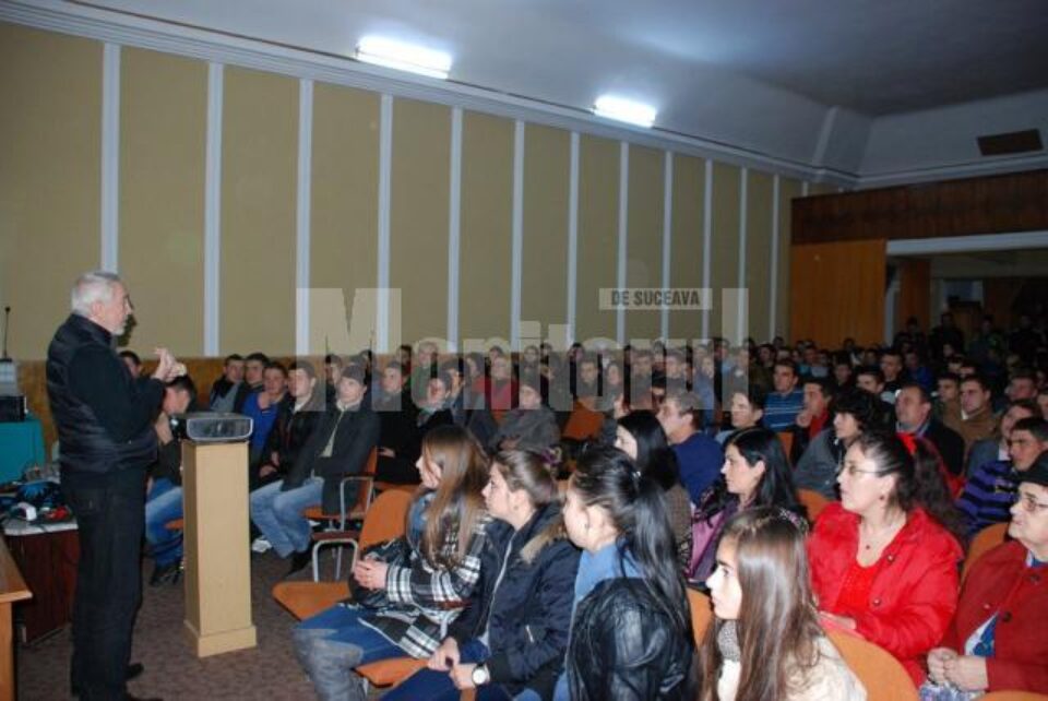 Regizorul Dan Chișu și-a prezentat cel mai nou film în fața elevilor jandarmi din Fălticeni Regizorul Dan Chișu și-a prezentat cel mai nou film în fața elevilor jandarmi din Fălticeni