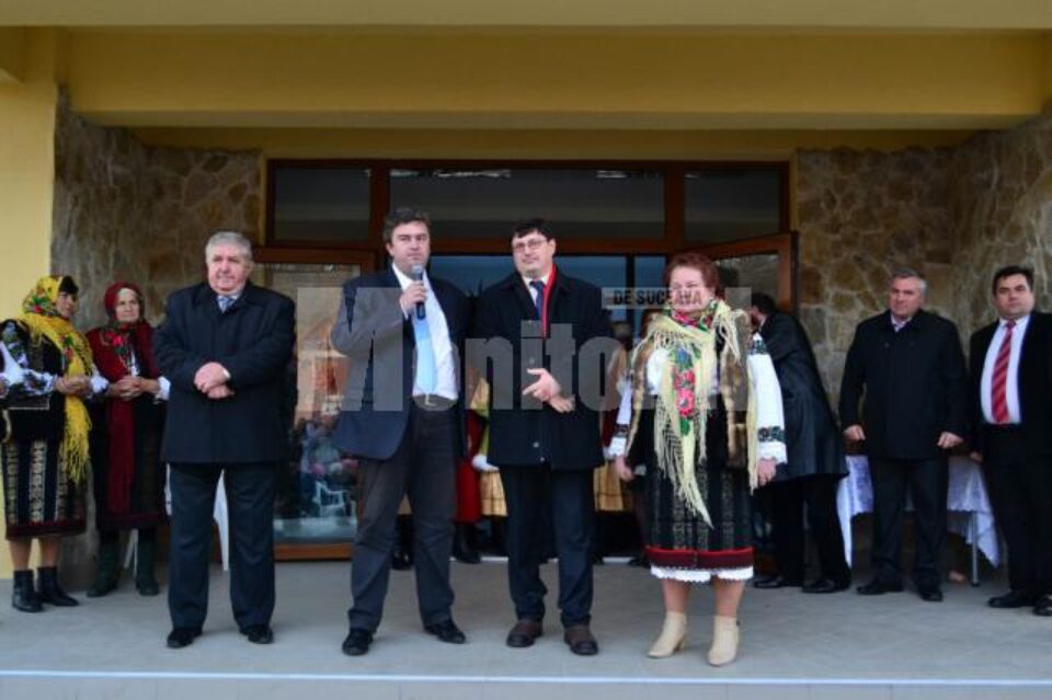 La inaugurarea centrului de afaceri au fost prezenți Gavril Mîrza, Cătălin Nechifor, Tiberius Brădățan și Elena Boloca La inaugurarea centrului de afaceri au fost prezenți Gavril Mîrza, Cătălin Nechifor, Tiberius Brădățan și Elena Boloca