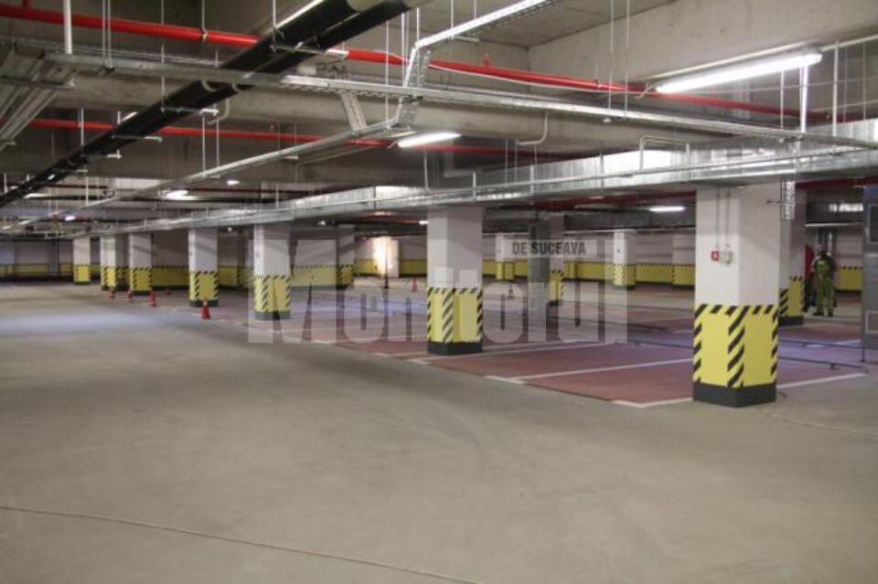 Toate locurile de parcare din subteran sunt gratuite, dar este impusă o limită de timp, de zece ore, care, odată depășită, atrage amenzi din ce în ce mai mari
