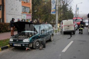 Șoferul autoturismului Fiat înmatriculat în Dâmbovița a intrat brusc pe contrasens lovind VW-ul Golf condus de un tânăr de 19 ani