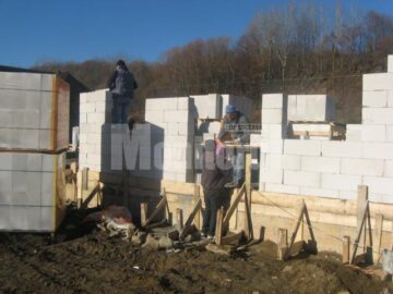 Aceasta casă este reconstruită din temelii