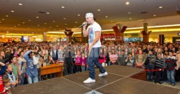 Puya a încântat miile de spectatori din Iulius Mall, la miezul nopții