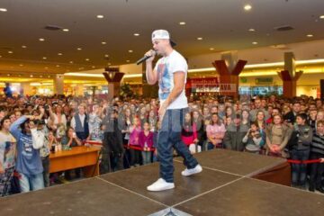 Puya a încântat miile de spectatori din Iulius Mall, la miezul nopții