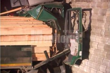 Cabina camionului s-a zdrobit în zidul de beton