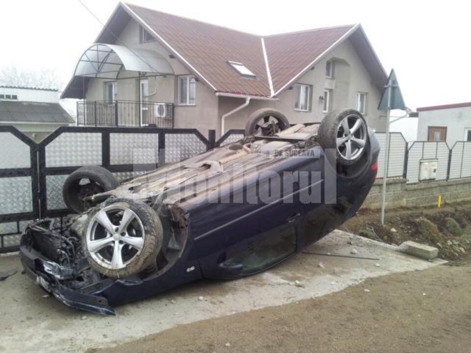 Mașina răsturnată în fața unei case din Plopeni
