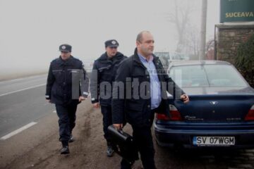 Executorul judecătoresc Sarmis Câmpulungeanu s-a deplasat ieri la sediul Gărzii Regionale de Mediu Suceava și a întocmit un proces-verbal prin care a dispus indisponibilizarea unui autoturism marca Daewoo Cielo
