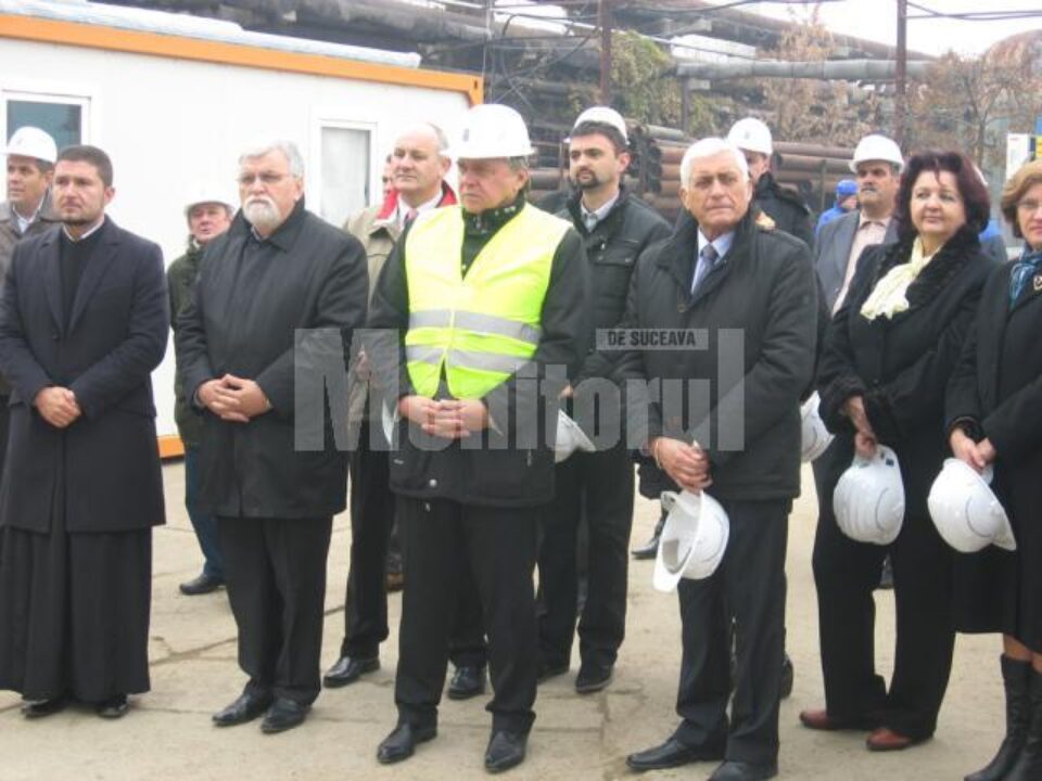 Managerul Loial, Sorin Iacob (centru), împreună cu primarul municipiului Focșani, Decebal Bacinschi (dreapta) și senatorul Petru Filip (stânga)