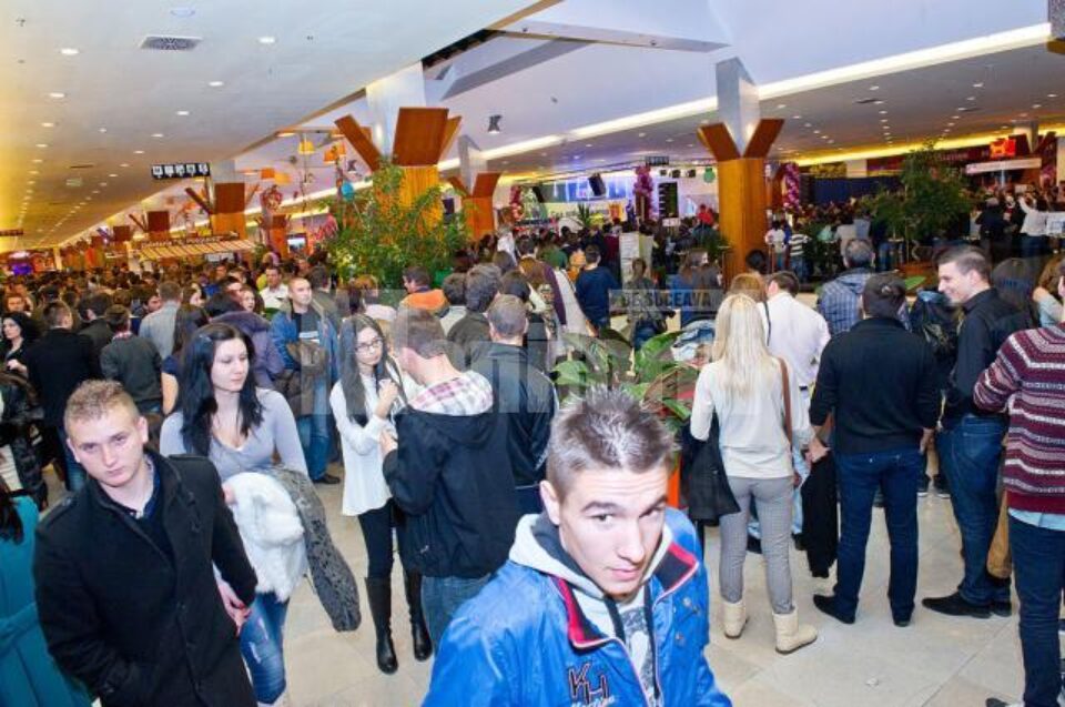 Aglomerație la Iulius Mall Suceava, în weekendul promoțiilor