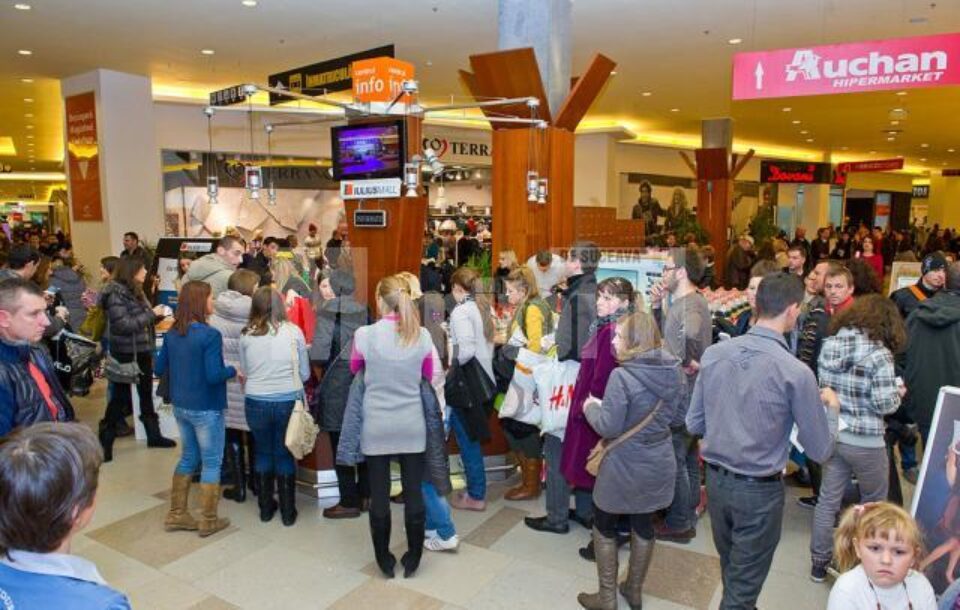 Aglomerație la Iulius Mall Suceava, în weekendul promoțiilor