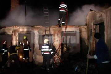 La Calafindești, pompierii au luptat cu flăcările mai bine de opt ore