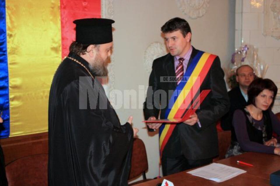 Arhimandritul Timotei Aioanei și primarul Cătălin Coman