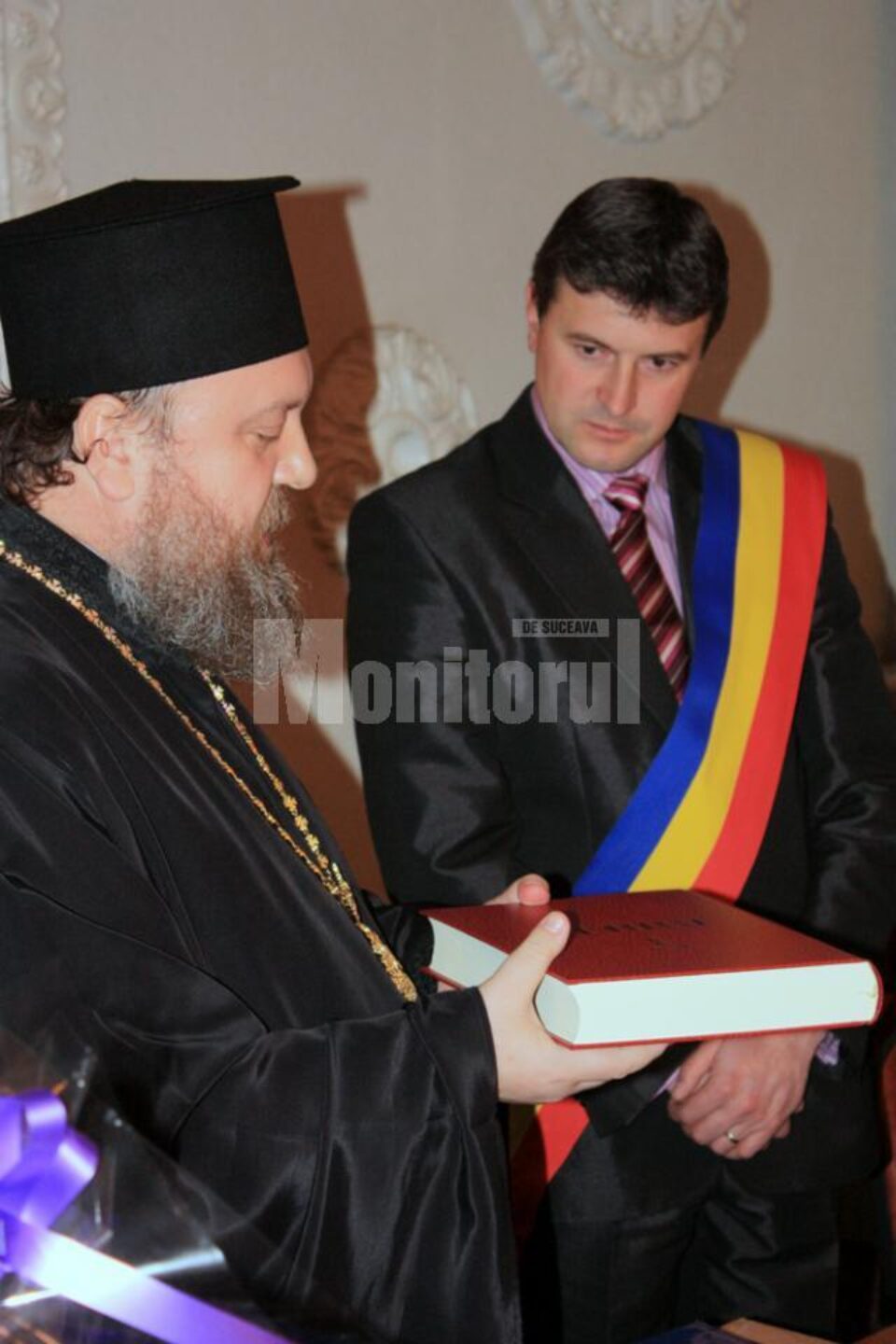 Arhimandritul Timotei Aioanei și primarul Cătălin Coman