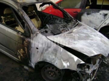 Cele două autoturisme incendiate pe strada Oituz