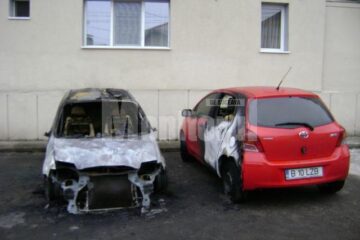 Cele două autoturisme incendiate pe strada Oituz