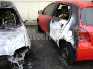 Cele două autoturisme incendiate pe strada Oituz