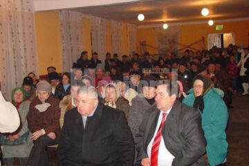 Senatorul PSD Gavril Mîrza, care candidează din partea USL pentru funcția de deputat în Colegiul nr. 3 Cajvana s-u întâlnit cu peste 400 de susținători din satele Părhăuți și Costâna, din comuna Todirești
