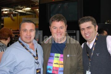 Dănuț Crainiciuc, împreună cu Mike Brewer și Remus Azoiței, proprietarul mașinii Renault 12