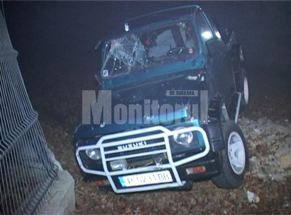 Mașina condusă de tânărul de 26 de ani s-a răsturnat în afara drumului