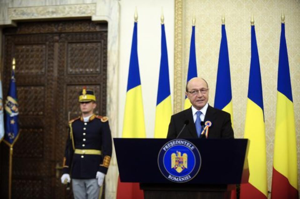 Băsescu: De Ziua Națională, fiecare român să arboreze un tricolor, cât de mic Băsescu: De Ziua Națională, fiecare român să arboreze un tricolor, cât de mic