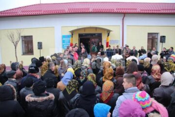 Peste 5.000 de suceveni au participat la aprinderea luminilor în bradul de Crăciun din Centru