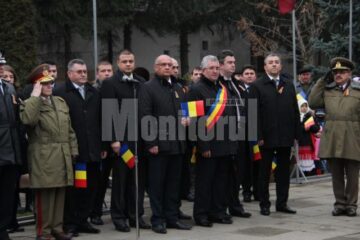 Oficialități prezente în Piața Tricolorului