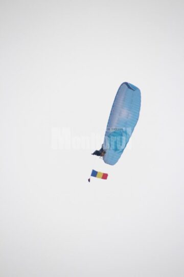 Zbor cu parapanta și cu tricolorul deasupra zonei centrale a Sucevei