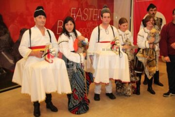 Zeci de persoane cu dizabilități au prezentat, la Iulius Mall, un spectacol de suflet