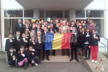 1 Decembrie-aniversare tricolorǎ la Școala Gimnazială “Bogdan Vodǎ” Rǎdǎuți