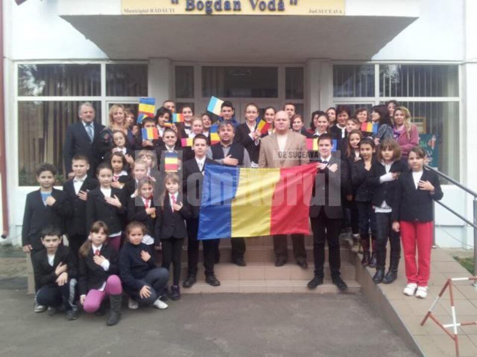 1 Decembrie-aniversare tricolorǎ la Școala Gimnazială “Bogdan Vodǎ” Rǎdǎuți