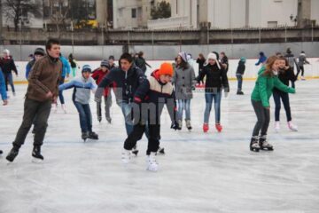 Sute de tineri s-au bucurat de deschiderea patinoarului Areni pe 1 Decembrie