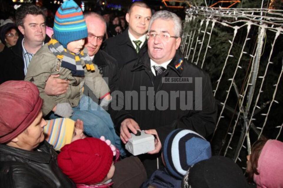Primarul Sucevei a aprins luminile bradului de Crăciun