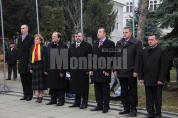 Oficialități prezente în Piața Tricolorului